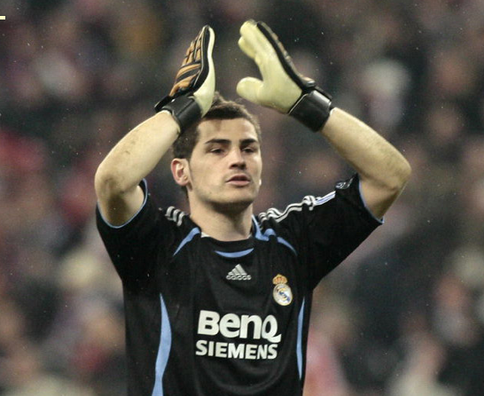A que huelen los guantes de Iker Casillas?