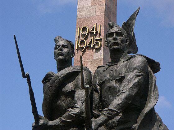 4430550-monument_to_the_heroic_defenders_of_leningrad-saint_petersburg